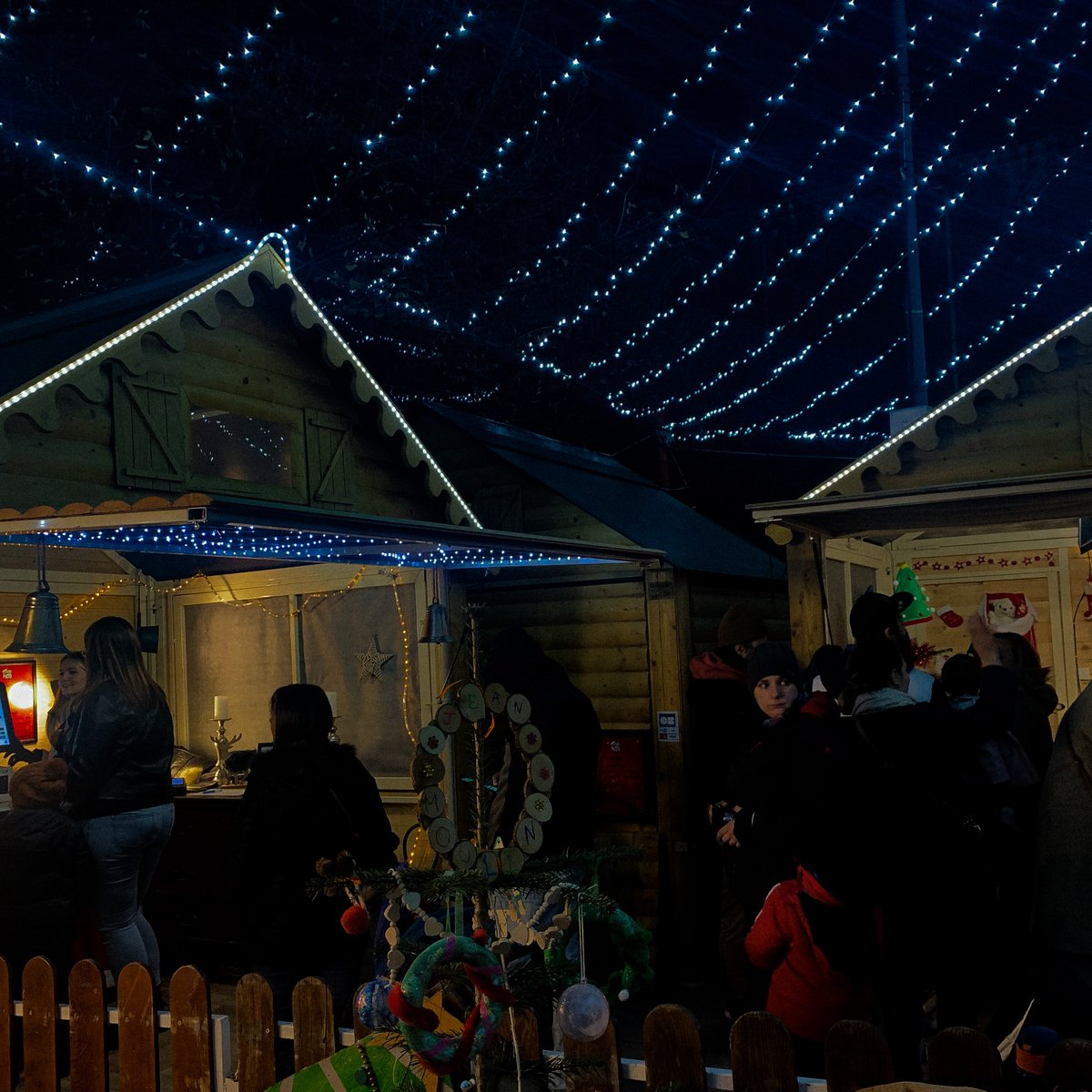 🎅Oh oh oh, la saison de Noël a enfin démarré ! 

🍷Du 19 novembre au 26 décembre, 65 commerçants, dont 38 locaux, s'installent sur la Place de la Victoire, sous les traditionnels chalets, pour animer la ville de l'esprit magique de Noël !

<a href="/MarchedeNoelCF/">Marché de Noël de Clermont-Ferrand</a> <a href="/CFEvenements/">Centre France Événements</a>