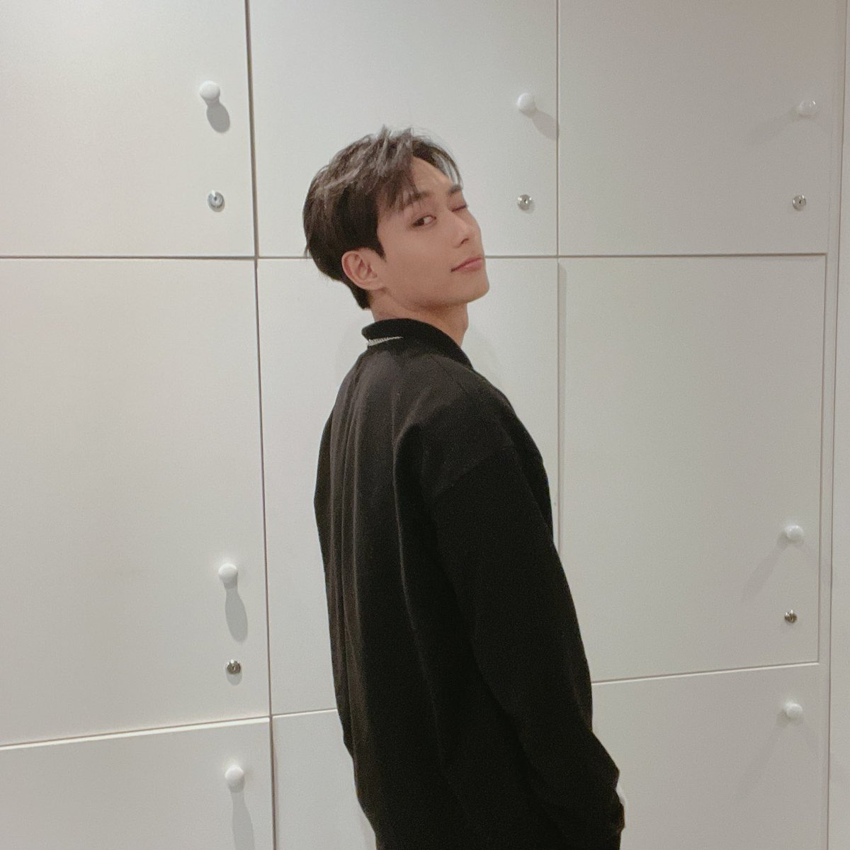KNKOfficial220's tweet photo. [희준]잘자요 팅커벨❤️ 이번주도 화이팅❤️ https://t.co/REyHp4q40l