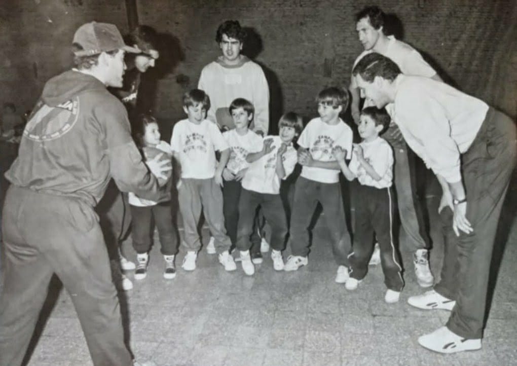 cabboficial's tweet photo. Curioso, audaz y trotamundos: la historia del Che García.

El flamante entrenador de la Selección cumplirá un sueño en su debut ante Paraguay, la consecuencia de una larga carrera que comenzó hace más de medio siglo. Un viaje a la intimidad del coach.

📝 https://t.co/gz4GZdzkHW https://t.co/qAtLGXRzxr