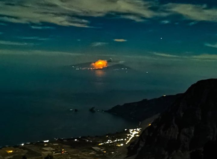 🌋Desde El Hierro  

#ErupciónLaPalma