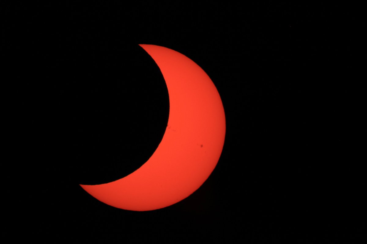 RealPreCinema's tweet photo. Particular attention is drawn to the image of the #eclipse and the "sickle-like shapes" in his 'On the Form of The Eclipse' which includes many descriptions and drawings. As #Aristotle did, #Alhazen refers to the clarity of the image when the #aperture is smaller. https://t.co/E6Dd2MWrF2
