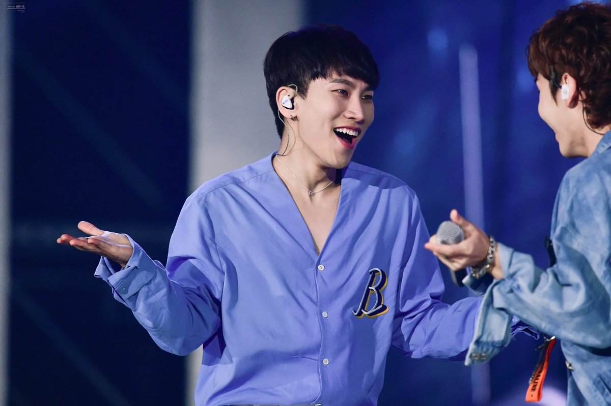 __hitob's tweet photo. 180802 KMF
#비투비 #BTOB #서은광 #은광
@BTOB_SEKwang 

👏💙👏
#서은광_생일_모두_박수쳐 https://t.co/N6U5KNJhrV