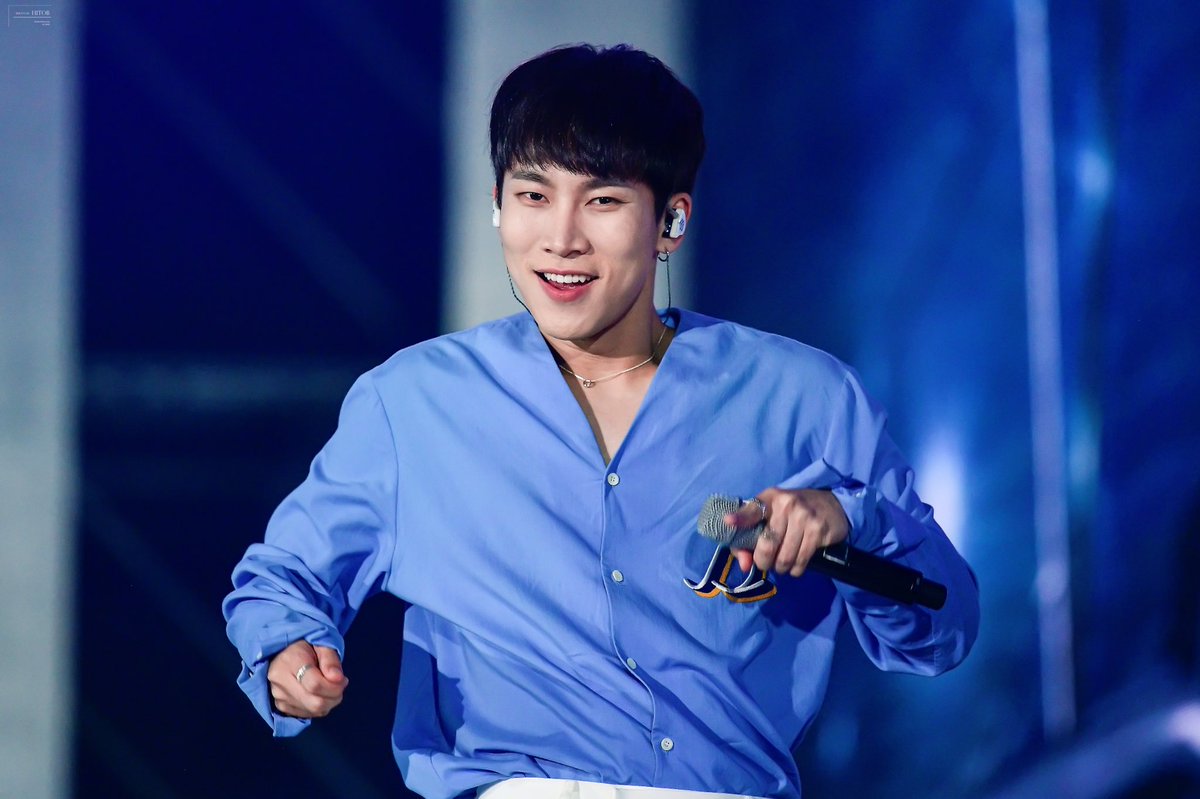 __hitob's tweet photo. 180802 KMF
#비투비 #BTOB #서은광 #은광
@BTOB_SEKwang 

👏💙👏
#서은광_생일_모두_박수쳐 https://t.co/N6U5KNJhrV