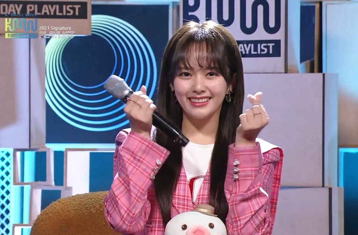 yongsan_guri's tweet photo. 2021 #KMusicWeek [ DAY-5 #2021SignaturePlaylist ]

MC Jung outfit and look for the last day tonight😍😍😍

This kind of hairstyle reminds me of Lee Maha smh but give off different vibe😇

#JungJiso #정지소 #KMW #KOCCAMUSIC https://t.co/N9LyTjyfOq