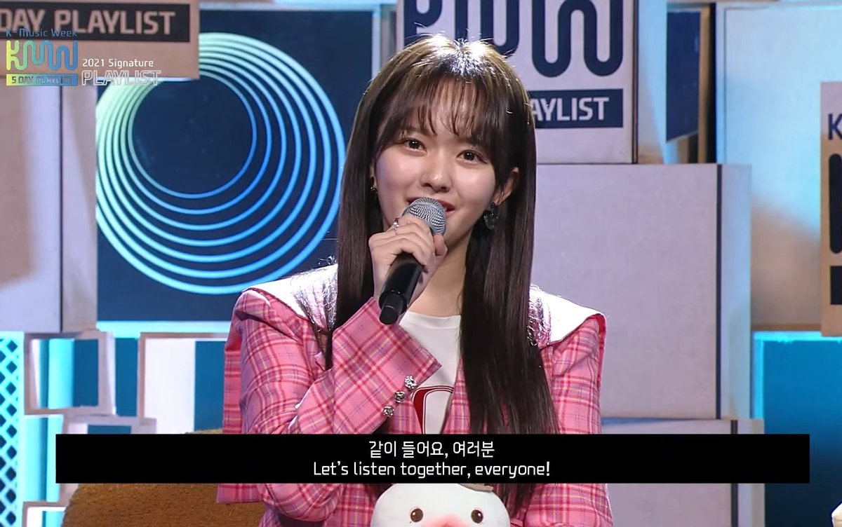 yongsan_guri's tweet photo. 2021 #KMusicWeek [ DAY-5 #2021SignaturePlaylist ]

MC Jung outfit and look for the last day tonight😍😍😍

This kind of hairstyle reminds me of Lee Maha smh but give off different vibe😇

#JungJiso #정지소 #KMW #KOCCAMUSIC https://t.co/N9LyTjyfOq