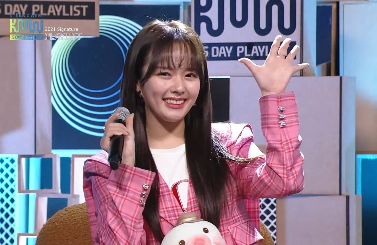 yongsan_guri's tweet photo. 2021 #KMusicWeek [ DAY-5 #2021SignaturePlaylist ]

MC Jung outfit and look for the last day tonight😍😍😍

This kind of hairstyle reminds me of Lee Maha smh but give off different vibe😇

#JungJiso #정지소 #KMW #KOCCAMUSIC https://t.co/N9LyTjyfOq