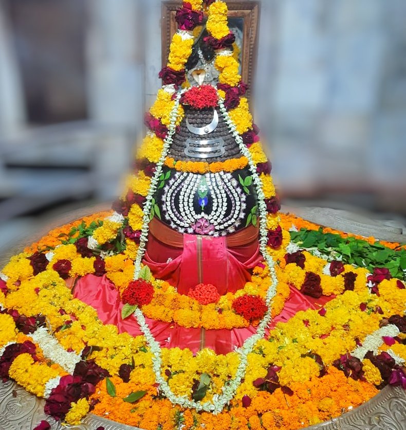 Somnath_Temple's tweet photo. श्री अहल्याबाई मंदिर, प्रभासक्षेत्र - गुजरात (सौराष्ट्र)
दिनांकः 22 नवम्बर 2021, कार्तिक कृष्ण तृतीया - सोमवार
सायं शृंगार
11213761 https://t.co/y2XTHMtZWM