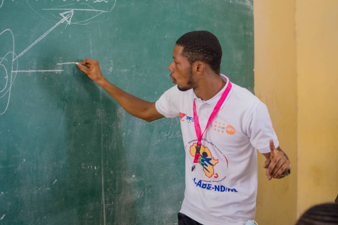 SansakaB's tweet photo. Tam-Tam au Kongo Central: Marathon d'échanges sur l'ECS sous le thème : "Sexualité Précoce et ses conséquences dans les milieux des ados et Jeunes", grâce au partenariat @UNFPARDC  et @abefnd_rdc  , @IPPFAR  ,  @lokushe   , @MajRDCongo   #Kitumaini #MAJKC https://t.co/zPMCXQwPJu