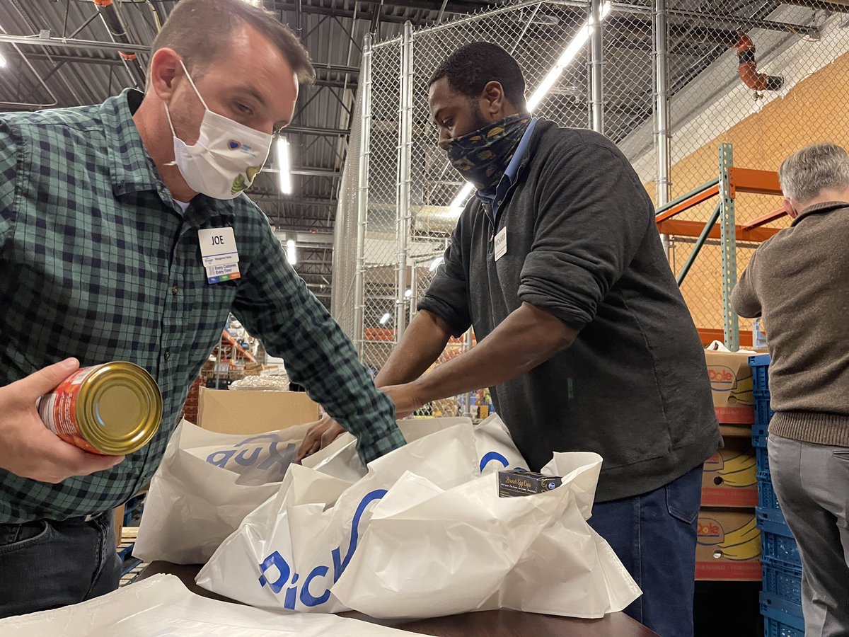 TyrodTaylor's tweet photo. Hampton,VA!!!
Please meet us at Darling Stadium this morning (Rain or Shine)!
⏰: 11AM *While supplies last*
We’ve teamed up with our friends @kroger and have everything you need for a great Thanksgiving dinner!
FREE ~~~> Holiday 🦃 Drive #T2Foundation #CommunityISUNITY https://t.co/zG5hXsbhAL