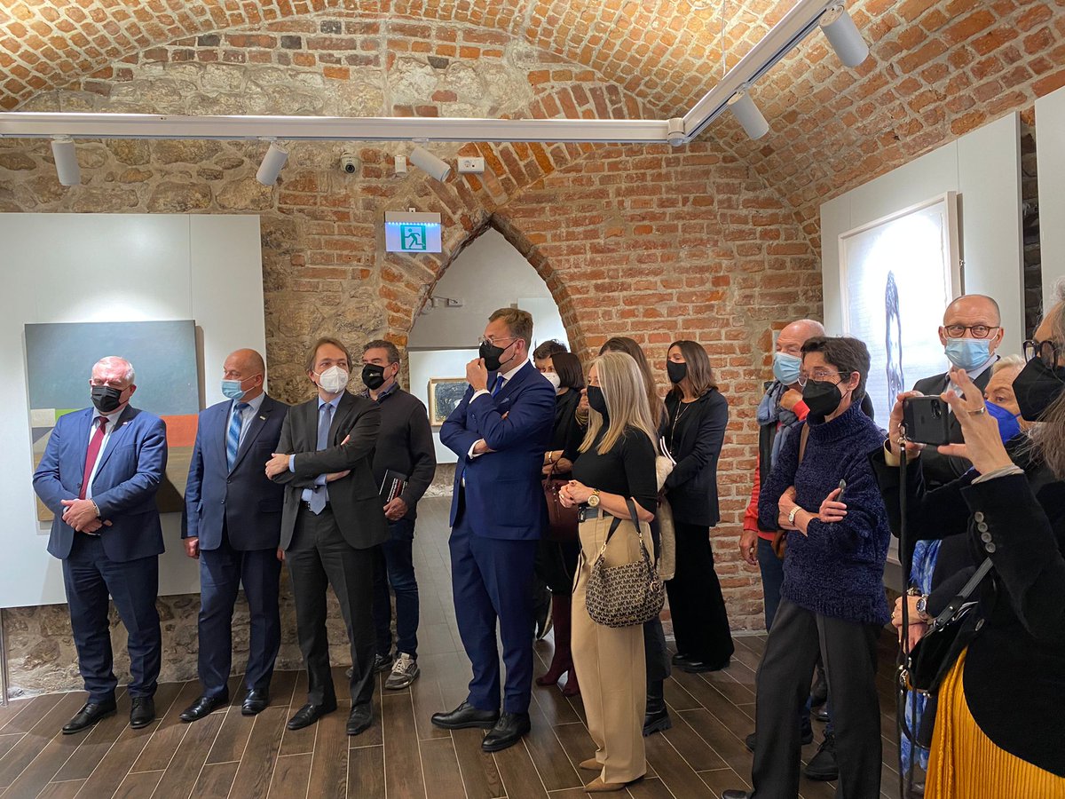 💬🎥 Primera #inauguració i #presentació a la premsa de l'exposició "Arte contemporáneo del siglo XXI. Colección Bassat" a <a href="/InstCervantes/">Instituto Cervantes</a>  de #Cracòvia 💡📰

🎨 Acompanyats dels artistes <a href="/EnricAnsesa/">EnricAnsesa</a> i <a href="/CodinaJosepM/">Josep M. Codina</a>  🔍