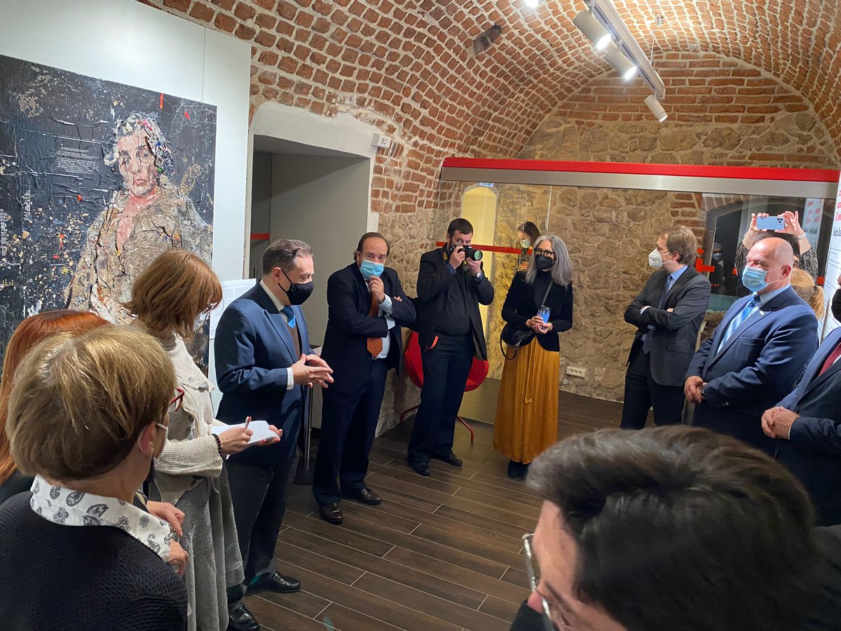 bassatmataro's tweet photo. 💬🎥 Primera #inauguració i #presentació a la premsa de l'exposició "Arte contemporáneo del siglo XXI. Colección Bassat" a @InstCervantes  de #Cracòvia 💡📰

🎨 Acompanyats dels artistes @EnricAnsesa i @CodinaJosepM  🔍 https://t.co/53pcLjRe2t