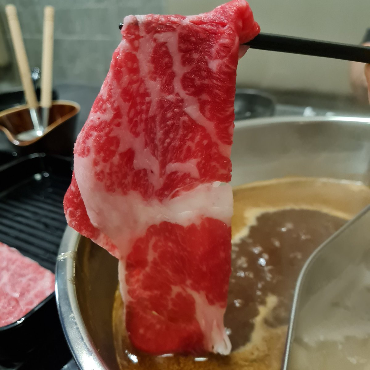 LeKhaTweet's tweet photo. #สุกี้ญี่ปุ่นเนื้อพรีเมี่ยม ร้านTajiyama เริ่มต้นที่ 500 กว่าบาท ตัวสตาร์ทเตอร์เป็นเนื้อออส พรีเมี่ยมเป็นวากิว ของทุกอย่างนำเข้า มีใบเซอร์หมด เนื้อดี ซุปดี(มีให้เลือก 5 ซุป) บริการดีเปิดสาขาใหม่ที่ CTW ชั้น 6 #อร่อยจนต้องรีวิว @Kin24hrs @aroii @aroiipaiadk https://t.co/FeqYtYONSc