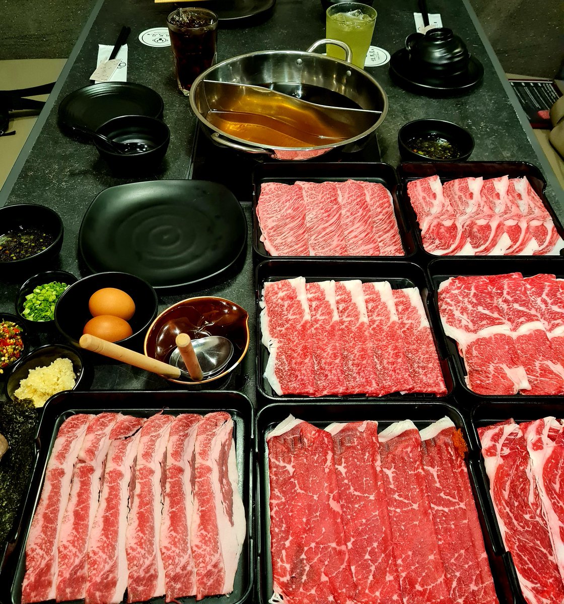 LeKhaTweet's tweet photo. #สุกี้ญี่ปุ่นเนื้อพรีเมี่ยม ร้านTajiyama เริ่มต้นที่ 500 กว่าบาท ตัวสตาร์ทเตอร์เป็นเนื้อออส พรีเมี่ยมเป็นวากิว ของทุกอย่างนำเข้า มีใบเซอร์หมด เนื้อดี ซุปดี(มีให้เลือก 5 ซุป) บริการดีเปิดสาขาใหม่ที่ CTW ชั้น 6 #อร่อยจนต้องรีวิว @Kin24hrs @aroii @aroiipaiadk https://t.co/FeqYtYONSc