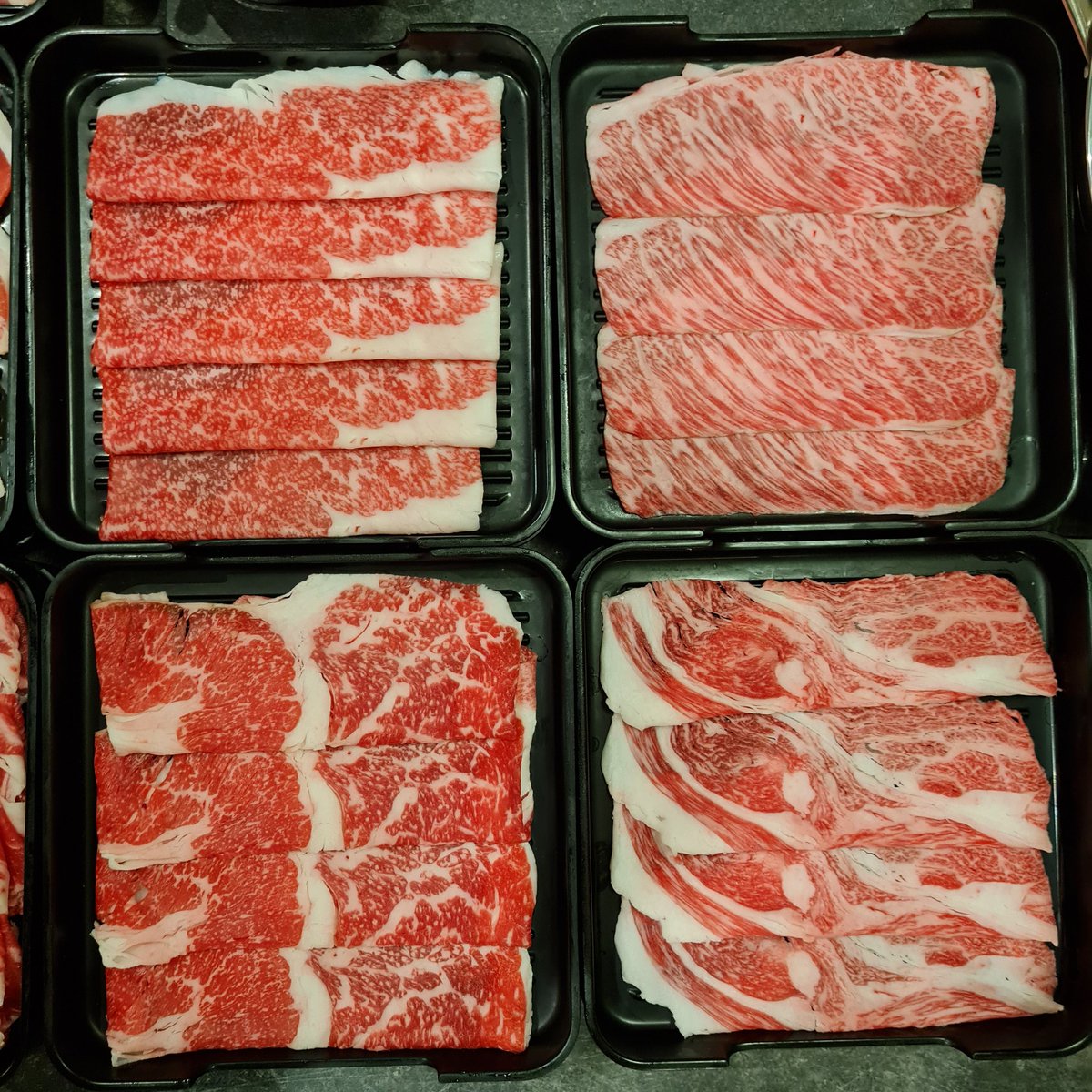 LeKhaTweet's tweet photo. #สุกี้ญี่ปุ่นเนื้อพรีเมี่ยม ร้านTajiyama เริ่มต้นที่ 500 กว่าบาท ตัวสตาร์ทเตอร์เป็นเนื้อออส พรีเมี่ยมเป็นวากิว ของทุกอย่างนำเข้า มีใบเซอร์หมด เนื้อดี ซุปดี(มีให้เลือก 5 ซุป) บริการดีเปิดสาขาใหม่ที่ CTW ชั้น 6 #อร่อยจนต้องรีวิว @Kin24hrs @aroii @aroiipaiadk https://t.co/FeqYtYONSc