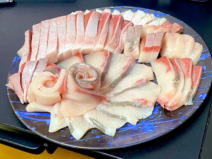 だいぶ適当に切りたくったブリと真鯛うまかった🐟炙ってからお茶漬けでシメたけどうますぎた😌✨ 