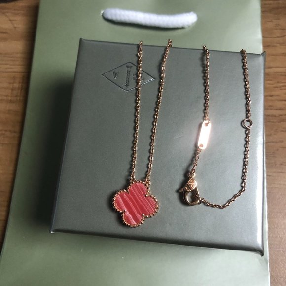 Jocepandasclos1's tweet image. So good I had to share! Check out all the items I&apos;m loving on @Poshmarkapp #poshmark #fashion #style #shopmycloset #maurices #katespade #vancleefarpels: posh.mk/GKp1IGHuolb