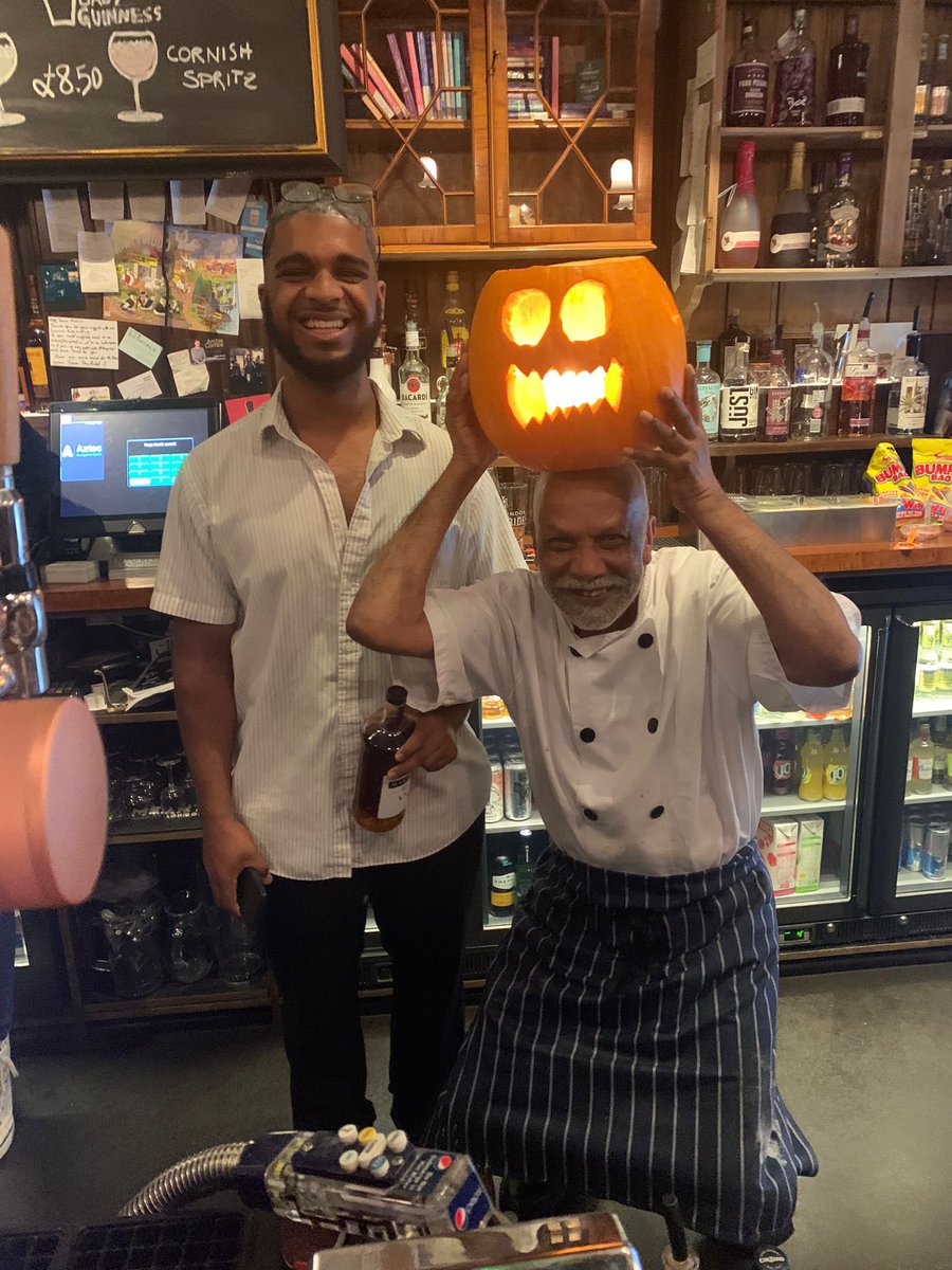 WindmillSE1's tweet photo. We are looking for someone to join our bar team. You could be working along these two :) we always have fun at work! No experience needed, just the right attitude! 🍺🍔😎 apply on our website https://t.co/V1LtKJjieF