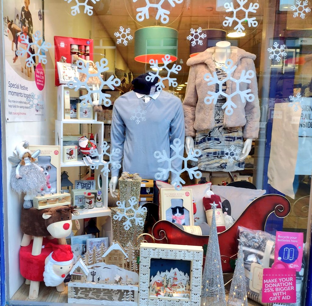 CrukChesterFG's tweet photo. A night and day look at our #Christmas window 🎅🤶☃️🎁 Our Christmas range is selling out fast along with our beautiful cards @ChesterBID @MellorCDE @CRUKShops @chestertweetsuk @CR_UK @chesterdotcom #Christmas2021 https://t.co/S7UI9Li5Si
