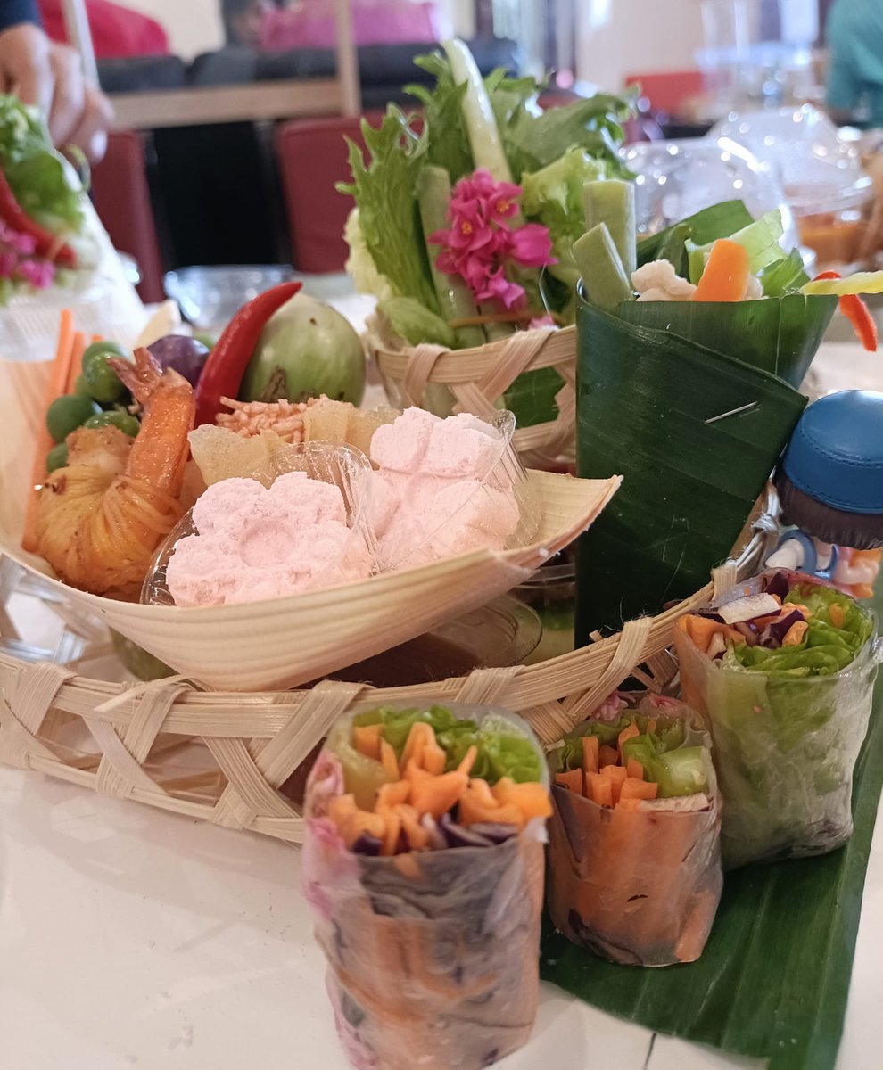 GreeneryCL's tweet photo. มีโอกาสไปร่วมงานแต่งงานยุคโควิด งานดำเนินไปแบบกระชับใช้เวลาไม่มากไม่น้อย พิธีแล้วเสร็จมอบกล่องเสบียงที่จัดมาอย่างสวยงามให้แขกถือกลับบ้าน ได้รับแล้วคิดไปถึงการรียูสแพคเกจต่างๆให้เกิดประโยชน์ทันที 

#รีแล้วกรีน
#GreeneryChallenge￼ https://t.co/nhjbcheWsp