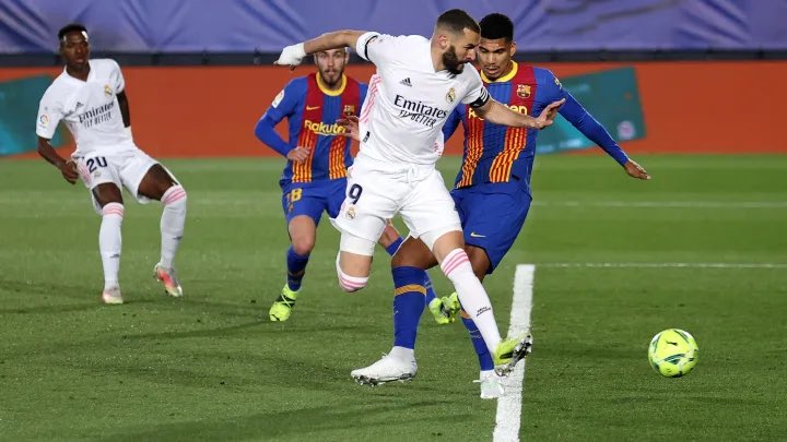 clezgamama's tweet photo. @ElMaestt_99 @lnstantFoot Benzema porte le Réal depuis 2 ans en ldc et dans un championnat tellement compliqué que ton club a dû vider son livret A pour faire venir un coach sans expérience, meilleur parcours en Ldc + décisif à tous les gros matchs 😕 Bisous mon chou https://t.co/bT9IRliim2