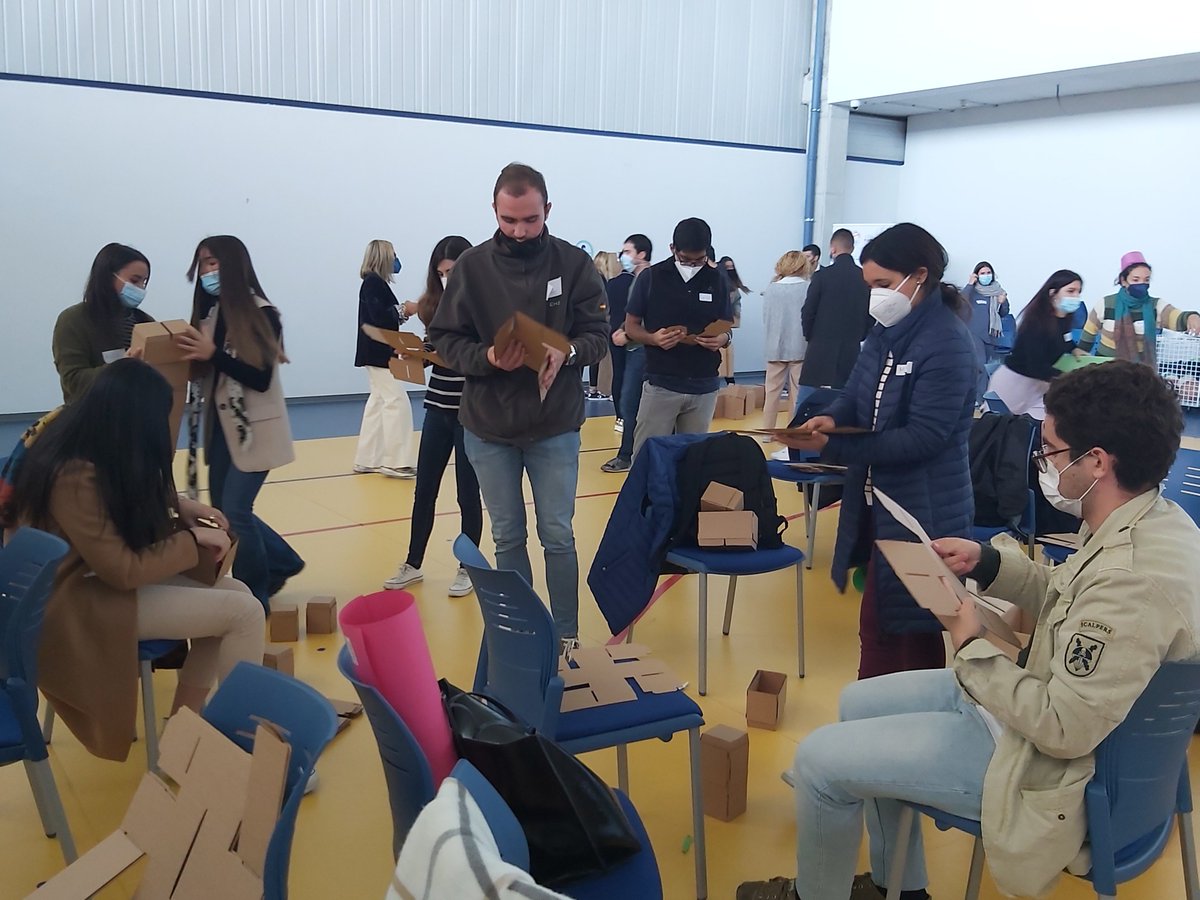 🔛Continuamos con las sesiones de "Líderes para el Mundo", un título propio de la #UniversidadLoyola para alumnos de #Máster, basado en el #liderazgo ignaciano.
Esta jornada se ha centrado en desarrollar el trabajo en equipo, la #negociación y la resolución de conflictos.🗣️🫂