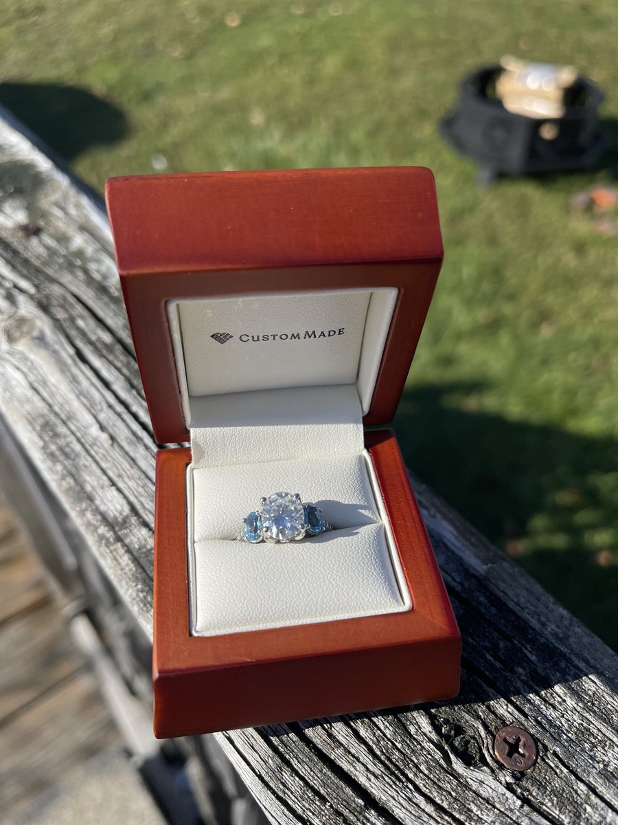 desi_det's tweet photo. No, I’m obsessed😭🥰💍 #engagementring #engagement https://t.co/HMYLlu1lcN