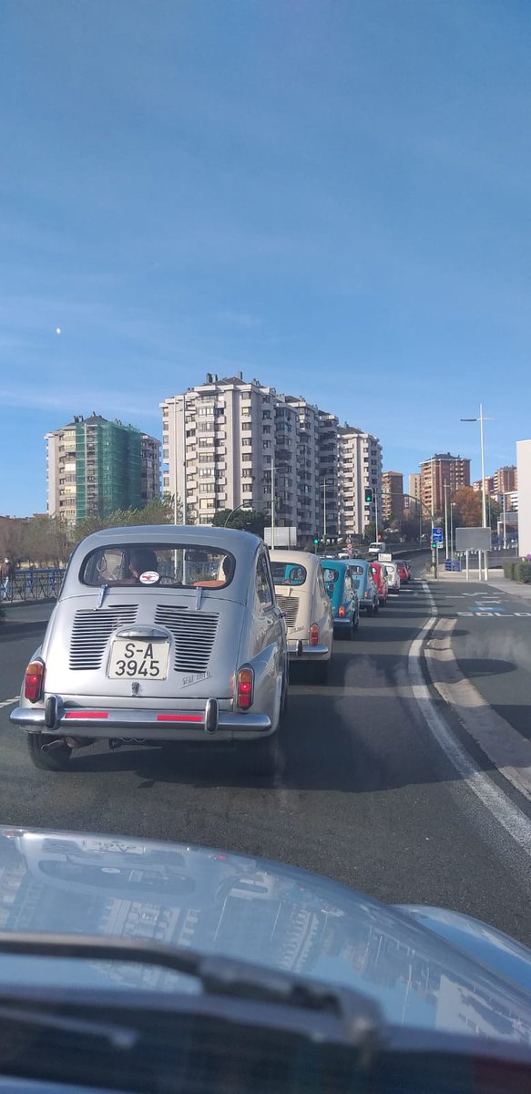 Seat600Cantabro's tweet photo. El sábado con un explendido día hicimos un recorrido por  Santander. Después en el Polígono de Raos, nos reunimos en la Nave de Antigüedades Noja Vintage, donde somos colaboradores, para degustar una gran paella y 2ollas ferroviarias, preparadas por Carlos y Jesus Merino #Seat600 https://t.co/iCegy86g36