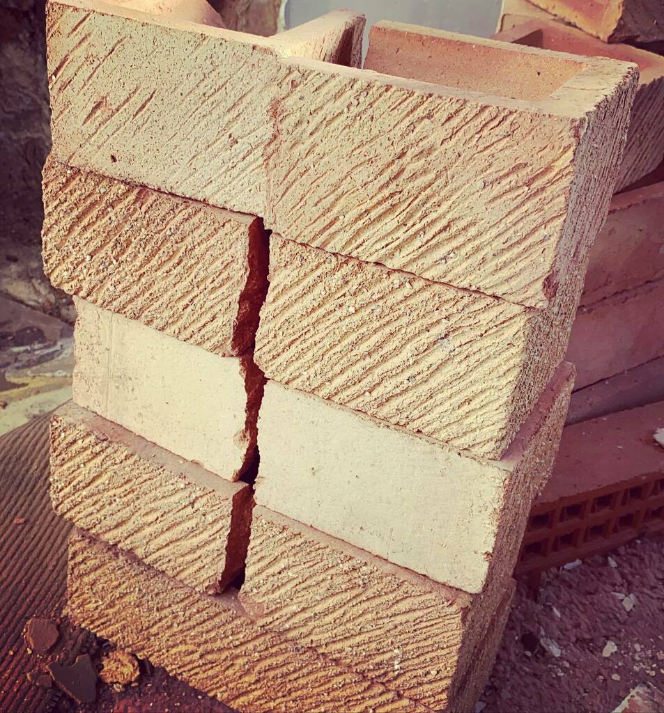 nickprolix's tweet photo. Turns out i can cut bricks in half fairly accurately #flowstate #flowactivity https://t.co/ylHu7GZLXy