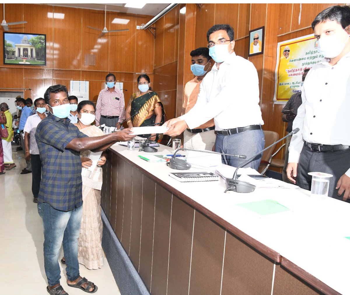 dictuti's tweet photo. உங்கள் தொகுதியில் முதலமைச்சர்" UTM petitioner Thiru.Yezhumalai Receiving loan amt of 1Lakh rupees from hands of District collector, Tuticorin  through scheme UYEGP of District Industries Centre, Tuticorin, தொழில் வணிக துறை @CollectorTuty @icdic_tn @KanimozhiDMK @geethajeevandmk https://t.co/fNZM8oojMs