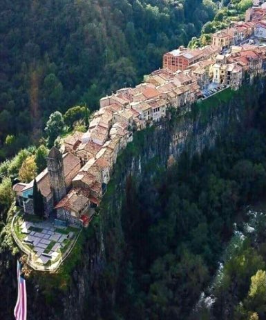 steverudderham's tweet photo. A quick stop at the amazing outcrop of  Castellfollit de la Roca in Spain 🇪🇸 #Espana @tastespain #castellfollit #weekendaway #travelphotography #needadrone @ShelliNiehaus https://t.co/iJKlCjrME6