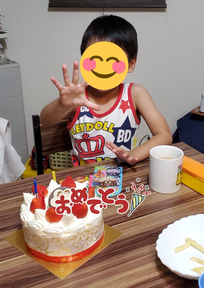 UraTou's tweet photo. もう終わっちゃうけど、、、
いい夫婦の日の今日は
上の子の５歳の誕生日でした🎂
写真は5、3、0歳の時！
いっぱいご飯食べて
ケーキも食べて満足そう🎵
プレゼントも貰って喜んでた✨ https://t.co/wkQgqIepJf