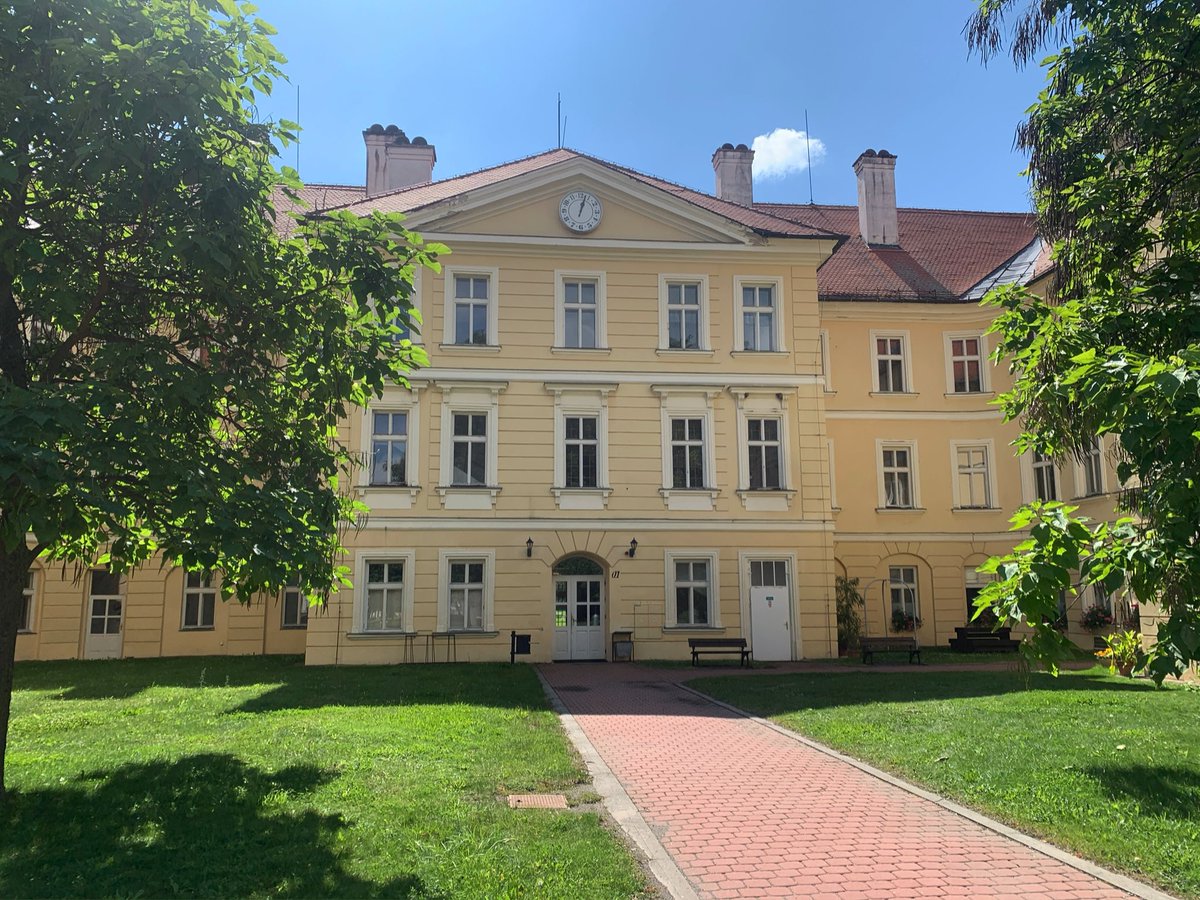 CSS_Tloskov's tweet photo. V Tloskově jsme dnes začali očkovat klienty třetí dávkou proti onemocnění COVID-19 (zaměstnanci se očkují průběžně v očkovacích centrech). 

Onemocnění COVID-19 se nám žel také do zařízení dostalo, ale je pod kontrolou. Nemocní klienti jsou na izolacích a mají lehký průběh. https://t.co/1QfmsucsrT