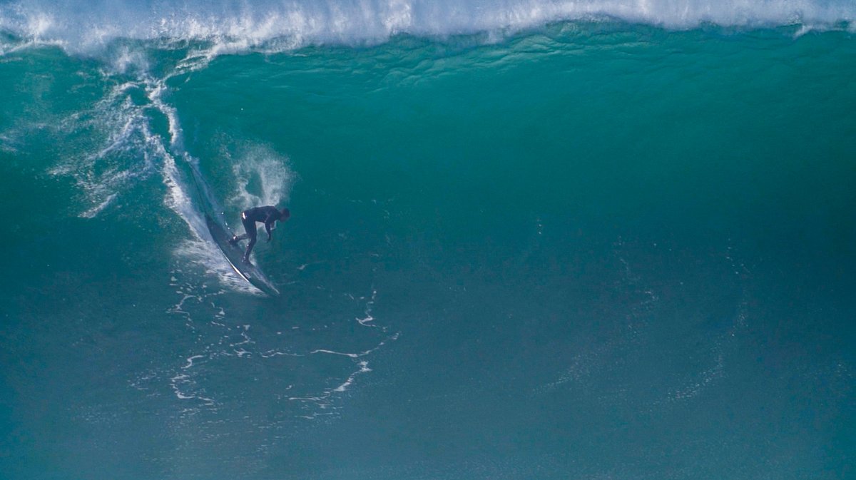 VANS_CHILE's tweet photo. Cristian Merello persiguiendo las olas gigantes del municipio portugués de Nazaré. #vanssurf #vanschile https://t.co/FqUSdA98Mx