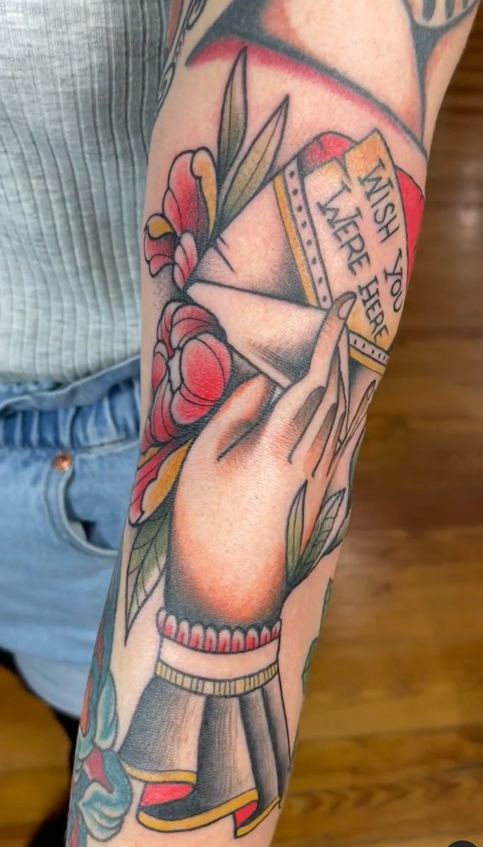 AlchemyTattooCo's tweet photo. By @joe_stephens_tattoo
🤘🌺💌A huge shoutout to @_sssavanna for sitting like a beast for this gap filler!
#traditionaltattoo #neotradirional #gapfiller #wishyouwerehere #tattooideas #ditchtattoo #traditionalhand #traditionalletter #solidinktattoo https://t.co/AcIxLw4l5E