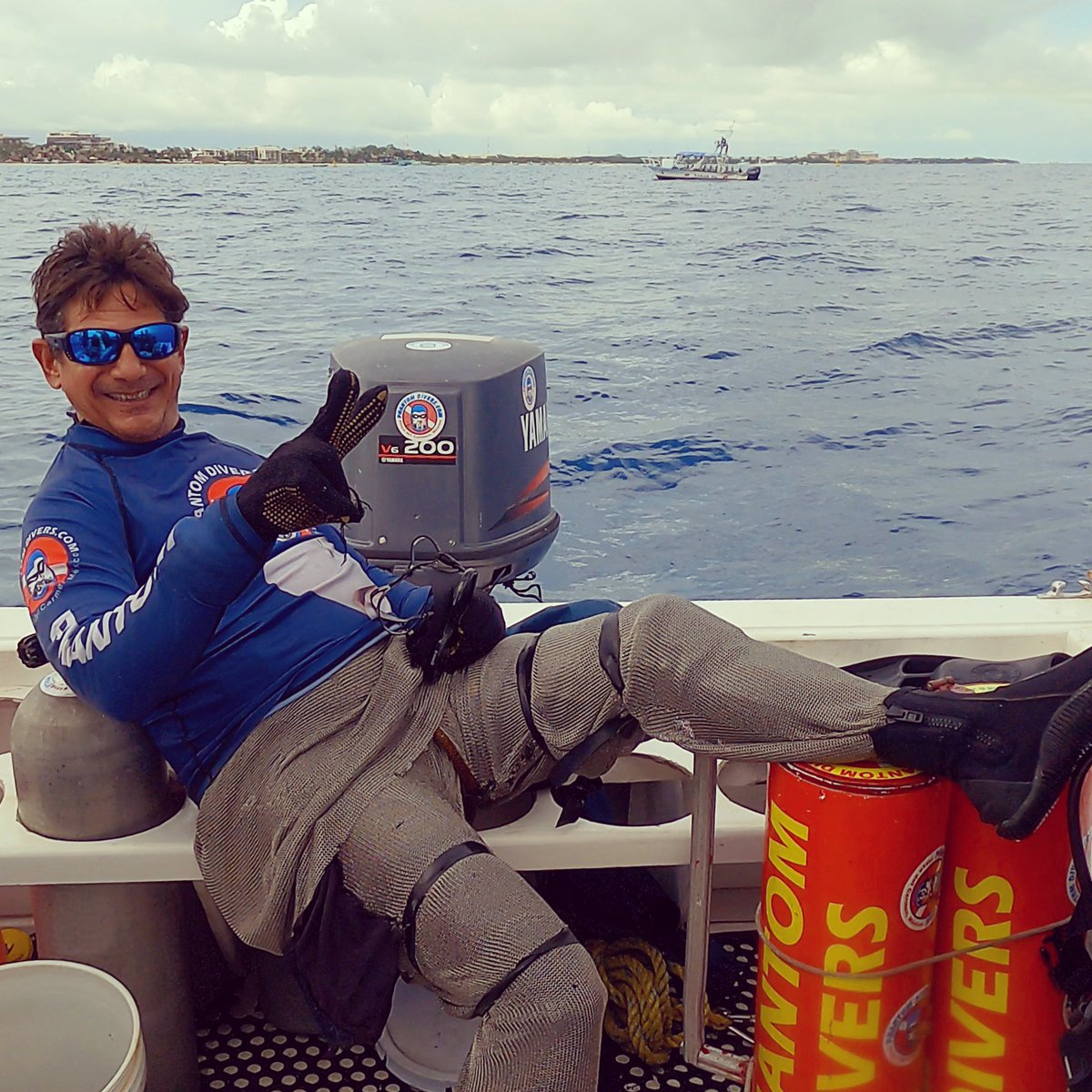 borisgo8's tweet photo. La calma antes del buceo. #sharkfeeder #sharkseason #bullsharkdive #sharkdiver #tiburontoro #buceocontiburones #adrenaline #caribemexicano #playadelcarmen #rivieramaya #mexico #diving #padi #buceomexico #buceorivieramaya #buceo #phantomdivers #gopro #divingmexico https://t.co/vdEW2gYRow