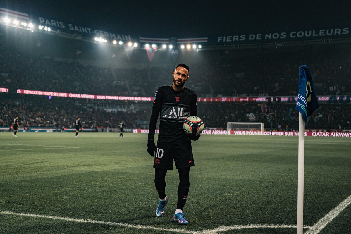esse uniforme preto do psg é lindo dms. 🥵
