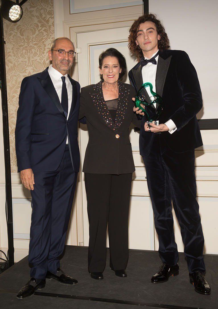 Kaffeinadv's tweet photo. Kaffeina sostiene #theChildrenForPeace l'ONG fondata da #DebraMace e presieduta in Italia da #MassimoLeonardelli.
Il #CharityGala si è svolto a #PalazzoParigi con centinaia di ospiti e le canzoni di #MicheleBravi.
Nella serata la raccolta fondi per costruire un asilo in Uganda! https://t.co/VsYeSi7niH