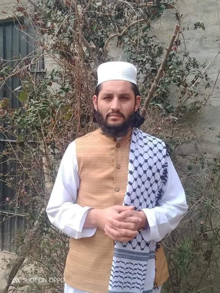 NoorullahBjr's tweet photo. قاری الیاس ایک طالب علم تھا۔ دینی تعلیم کے ساتھ ساتھ دنیاوی تعلیم بھی حاصل کر رہا تھا۔ اج اس کے ایم اے امتحان کا پیپر تھا۔ باجوڑ کے ہیڈکوارٹر خار میں پیپر کے بعد امتحانی مرکز کے باہر نامعلوم افراد نے فائرنگ کر کے بے دردی سے شہید کردیا۔
#JusticeForQariIlyas https://t.co/uSrLi3IkOR