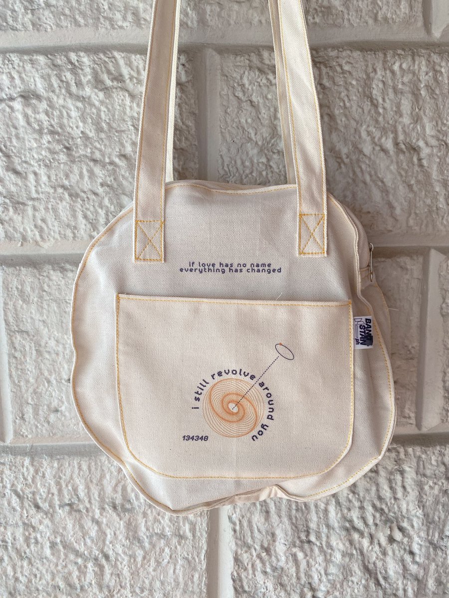 bangstanph_'s tweet photo. (finally) BTS 134340 ROUND SLING TOTES now available on Shopee!!

Link (COD available):
https://t.co/5zugMTNWWM…

🏷 bts kpop bangtan budol shopee finds tote bag fan merch ph https://t.co/wDqPO7Mzol