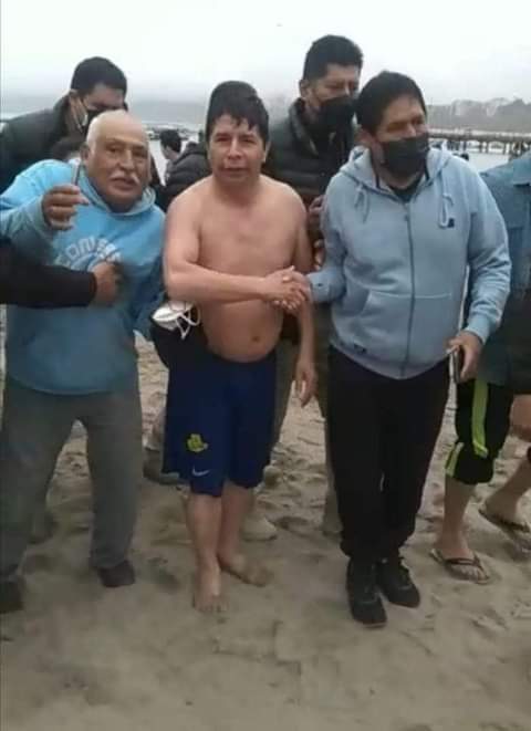 marthamoyano's tweet photo. Señor Castillo en la playa sin mascarilla!
Se le vio corriendo junto a varias personas sin mascarillas también. 
Que tal mensaje! https://t.co/pmklHN1MNV