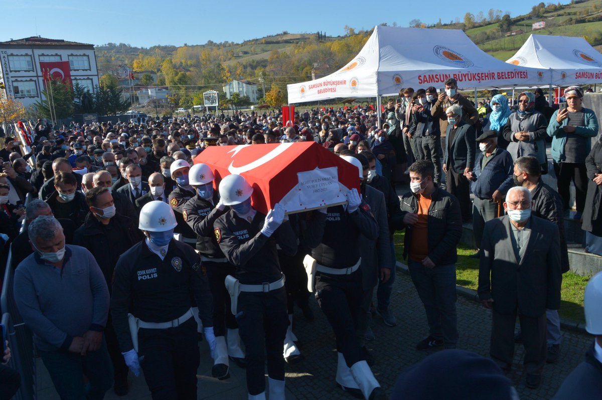 Görevi başındayken 'dur' ihtarına uymayan bir sürücünün çarpması sonucu Şehit düşen Polis Memurumuz Yusuf CEYLAN’ı, memleketi Samsun’da son yolculuğuna uğurladık.

Allah rahmet eylesin, 
Ruhu şad olsun...

Ailesi ve yakınlarına baş sağlığı dileriz.