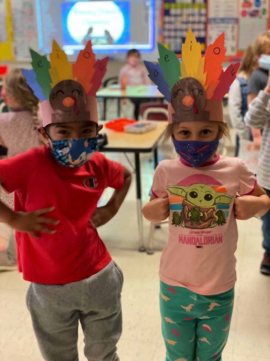 johannajparker's tweet photo. These vowel turkeys are having the best morning in Kindergarten DLI at #CapeHatterasElementary! 🦃 
Shout out to Profe Mari and Profe Arlen! 
#DareDualLanguage 

@Daretolearn_DCS @ParticipateLrng https://t.co/fZ4g2hkmHB