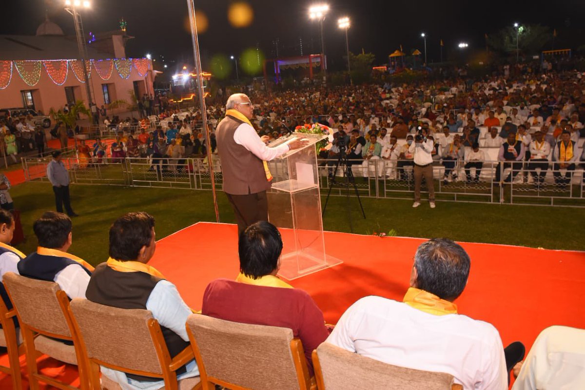 Bhupendrapbjp's tweet photo. જગતજનની કુળદેવી શ્રી ઉમિયા માતાજીના વિશ્વના સૌથી ઊંચા દૈદિપ્યમાન શિખરબધ્ધ મંદિરના નિર્માણકાર્યના મંગલ પ્રારંભે આયોજીત કાર્યક્રમમાં સહભાગી થવાનું સદ્દભાગ્ય પ્રાપ્ત થયું હતું. https://t.co/VmypO05gVs