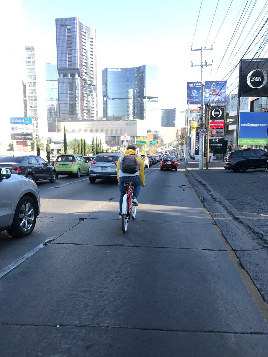 _lalocomotora's tweet photo. A falta de ciclovía, David y yo nos adueñaremos del carril derecho de avenida Patria todos los días de 8 a 9 de la mañana. Únanse o tomen sus precauciones. https://t.co/xzbKnS2XkB