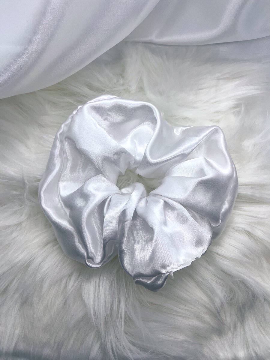 shops_beesknees's tweet photo. guys🥺🥺🥺i hand sewed this jumbo scrunchie and am in love! i would really love to sell enough to afford a sewing machine so i can speed up this process!!🤗

dm me to purchase! more colors are available upon request 🤍✨ https://t.co/rldC6DKMID