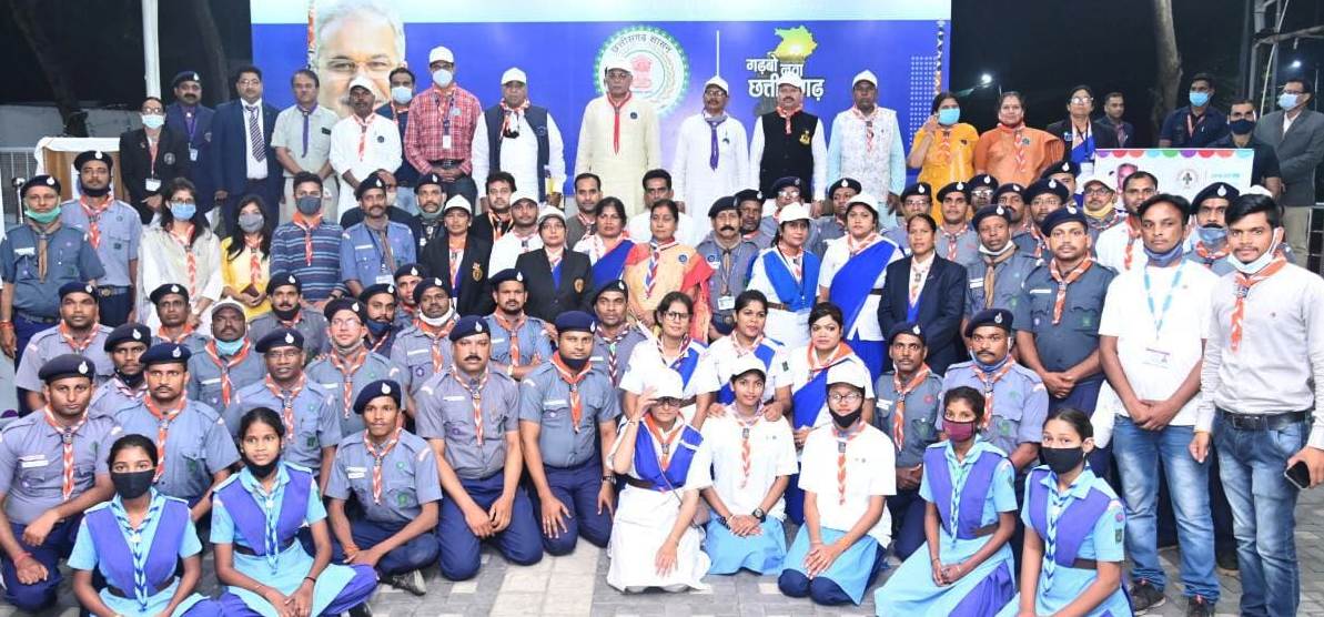 आज शाम निवास कार्यालय में भारत स्कॉउट्स एवं गाइड्स और यूनीसेफ के सहयोग से 10 से 25 आयु वर्ग के बालक-बालिका के मानसिक और शारीरिक विकास के लिए संचलित होने वाले 'तारुण्य वार्ता' कार्यक्रम का शुभारंभ किया।

<a href="/bsgchhattisgarh/">BS&G CHHATTISGARH</a> <a href="/UNICEFIndia/">UNICEF India</a>