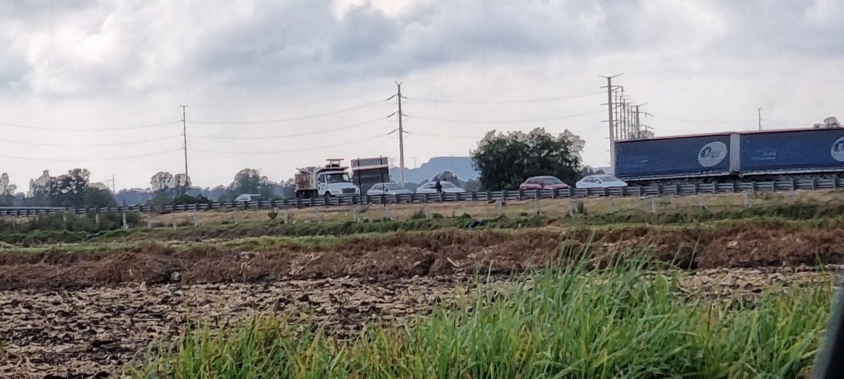 Arco_Norte_CDMX's tweet photo. 4 Autos averiados de neumaticos por #Losa #Fracturada km 80 direccion Tula, urge mantenimiento en baches o losas @arconorte @Titanes57Ofic @5sobreruedas @Kikooman83 @MexicanoTrafico @TorreElola @MonitoreoAC @trailerosdela57 @CorpUnidos https://t.co/9grJwVUEh0