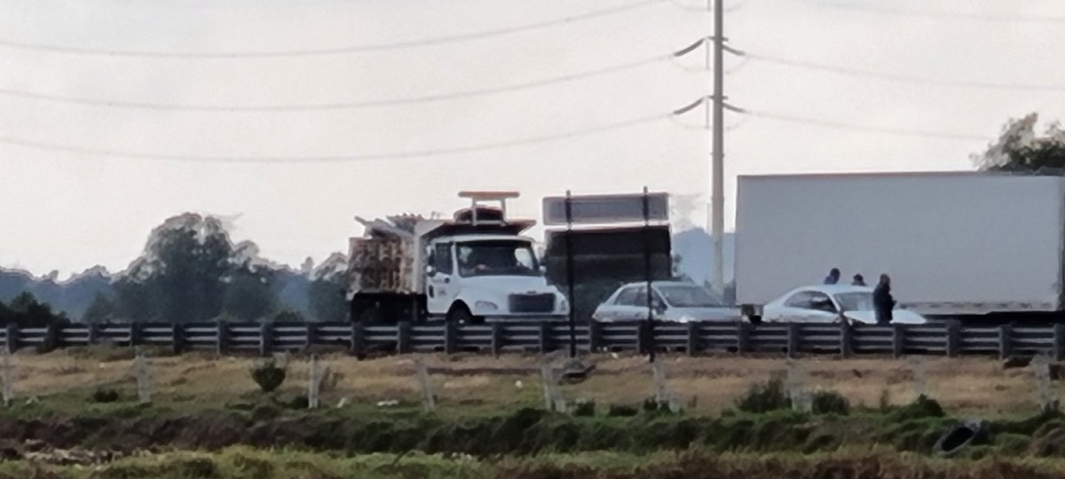 Arco_Norte_CDMX's tweet photo. 4 Autos averiados de neumaticos por #Losa #Fracturada km 80 direccion Tula, urge mantenimiento en baches o losas @arconorte @Titanes57Ofic @5sobreruedas @Kikooman83 @MexicanoTrafico @TorreElola @MonitoreoAC @trailerosdela57 @CorpUnidos https://t.co/9grJwVUEh0