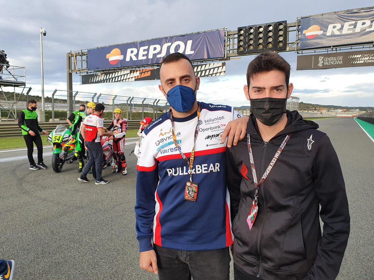 PrensaSport_'s tweet photo. ⌛️Y hasta aquí el #FIMCEV. Sí, también estaba allí nuestro @javipage, esta vez acompañado de @aescandell14.
➡️Desliza para ver el intruso🧐
⌛️And this is the end of the @CEVMotorcycle. Yes, our @javipage was there too, this time with @aescandell14.
➡️Swipe to see the intruder🧐 https://t.co/YKodrnz29e