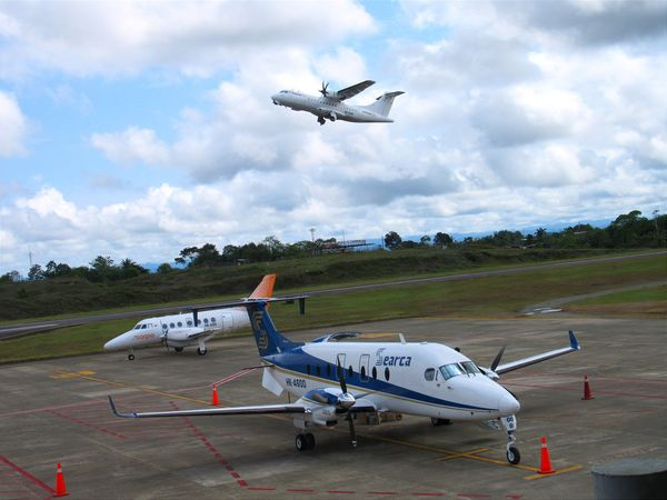SpotterUib's tweet photo. Hermosas aeronaves como son:

 ✈️Embraer ERJ145 de Satena
✈️ Atr 42-600 de EasyFly 
✈️Beechcraft E90 King Air de Ambulancias Aereas de Colombia 
✈️Cessna 404 Titan de Sky Ambulance 
✈️B1900D de Searca 

Fueron capturadas en hermosas imágenes en nuestro Aeropuerto.

📸Luis Tobón https://t.co/WFAE5VBngq